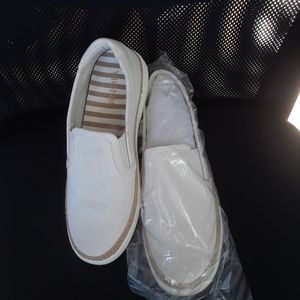 Vionic Cream Slip on Sneaker with trim